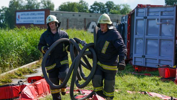 Учения Латвийской пожарно-спасательной службы по устранению разлива нефтепродуктов на воде - Sputnik Латвия