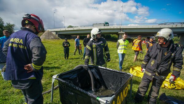 Учения Латвийской пожарно-спасательной службы по устранению разлива нефтепродуктов на воде. - Sputnik Латвия