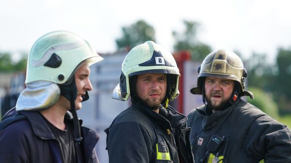 Учения Латвийской пожарно-спасательной службы по устранению разлива нефтепродуктов на воде. Латвийские пожарные - Sputnik Latvija