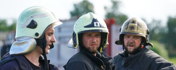 Учения Латвийской пожарно-спасательной службы по устранению разлива нефтепродуктов на воде. Латвийские пожарные Учения Латвийской пожарно-спасательной службы по устранению разлива нефтепродуктов на воде. Латвийские пожарные - Sputnik Latvija