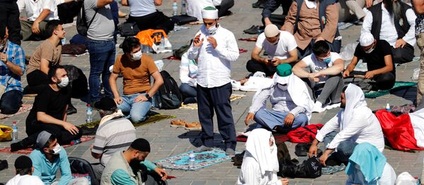 Верующие перед намазом на площади Султанахмет у собора Святой Софии в Стамбуле  - Sputnik Латвия