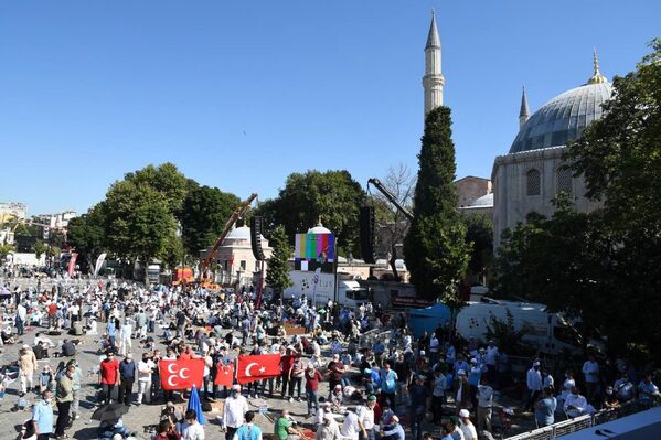 Верующие перед намазом на площади Султанахмет у собора Святой Софии в Стамбуле  - Sputnik Латвия