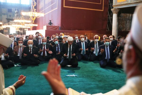 Президент Турции Реджеп Тайип Эрдоган на пятничной молитве в Соборе Святой Софии в Стамбуле - Sputnik Латвия