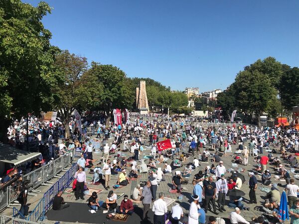 Верующие перед намазом на площади Султанахмет у собора Святой Софии в Стамбуле  - Sputnik Латвия