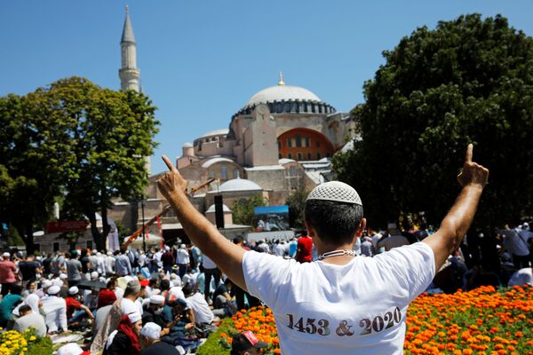Верующие перед намазом на площади Султанахмет у собора Святой Софии в Стамбуле // Sputnik / Emre Oz - Sputnik Латвия