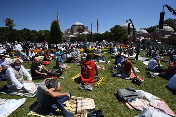Верующие перед намазом на площади Султанахмет у собора Святой Софии в Стамбуле // Sputnik / Emre Oz - Sputnik Латвия
