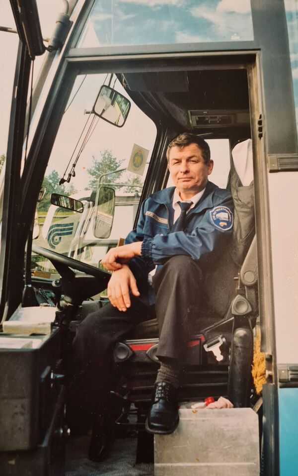 Подарков не брать, держать руль красиво: как водители работали на Олимпиаде-80 - Sputnik Латвия