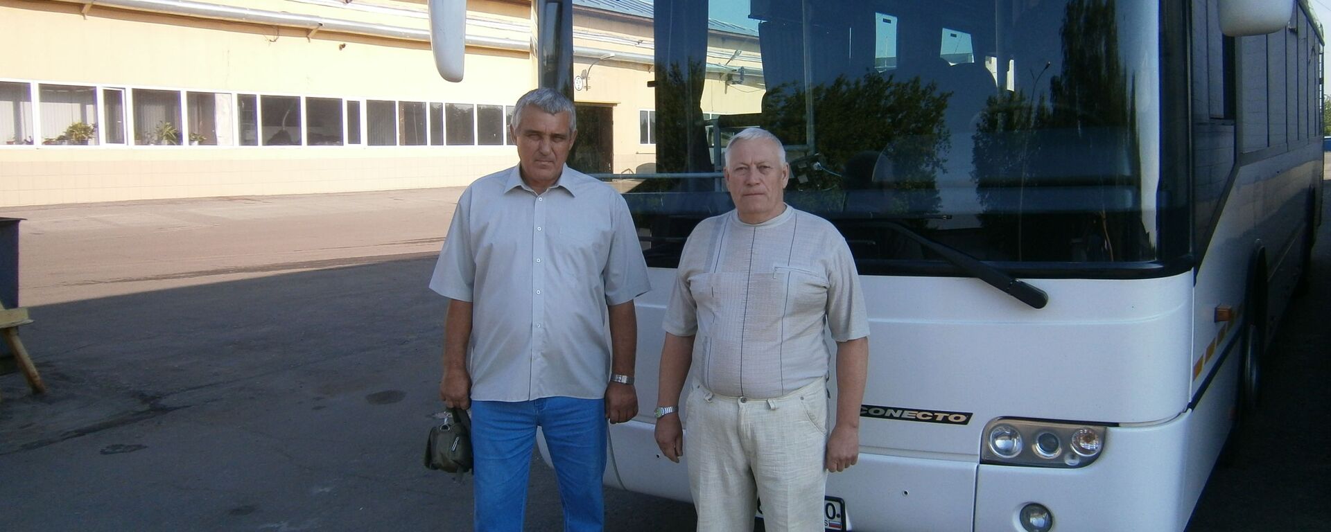 Водители олимпийских автобусов Александр Марочкин и Николай Шкаликов. Архивное фото - Sputnik Латвия, 1920, 16.09.2025