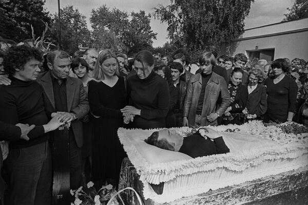 Прощание с легендой: как проходили похороны Высоцкого в дни Олимпиады - Sputnik Латвия