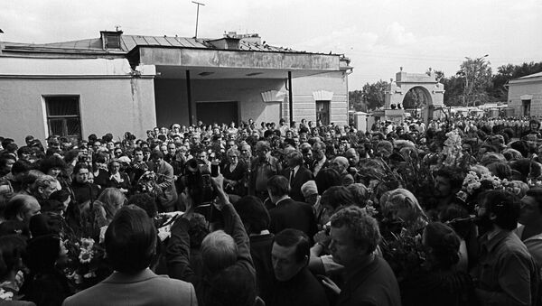 Прощание родных и близких на Ваганьковском кладбище в Москве 28 июля 1980 года - Sputnik Латвия