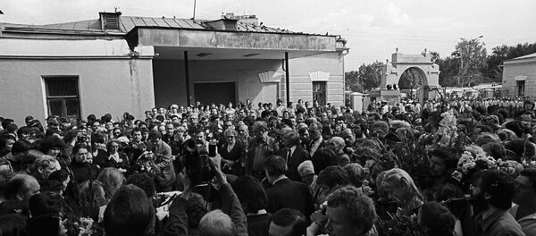 Прощание родных и близких на Ваганьковском кладбище в Москве 28 июля 1980 года Прощание родных и близких на Ваганьковском кладбище в Москве 28 июля 1980 года - Sputnik Латвия