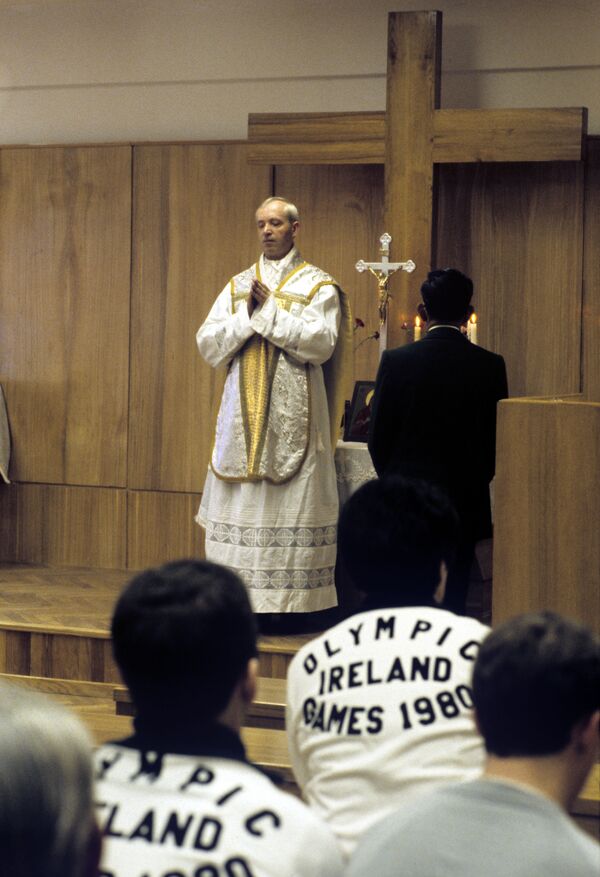 Ксендзы из Литвы - самые активные священники на Олимпиаде-80 Ксендзы из Литвы - самые активные священники на Олимпиаде-80 - Sputnik Латвия