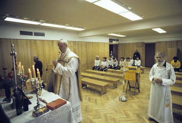 Ксендзы из Литвы - самые активные священники на Олимпиаде-80 Ксендзы из Литвы - самые активные священники на Олимпиаде-80 - Sputnik Латвия