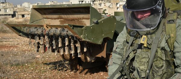 Военный инженер ведет работы по разминированию сирийского города Алеппо при помощи роботизированного комплекса разминирования Уран-6, архивное фото Военный инженер ведет работы по разминированию сирийского города Алеппо при помощи роботизированного комплекса разминирования Уран-6, архивное фото - Sputnik Latvija