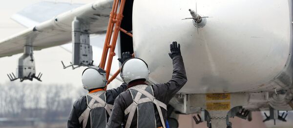 Пилоты у фронтового бомбардировщика Су-24М на летном поле Пилоты у фронтового бомбардировщика Су-24М на летном поле - Sputnik Latvija
