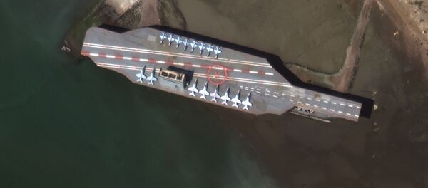 Макет авианосца США во время иранских военных учений в Ормузском проливе - Sputnik Латвия