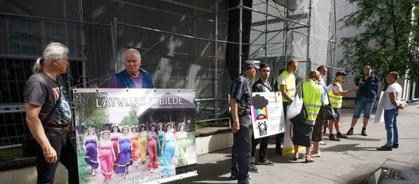 Пикет у посольства Польши в поддержку консервативных ценностей польского президента Анджея Дуды - Sputnik Латвия