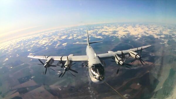 Высший пилотаж: экипажи ракетоносцев Ту-95 отработали дозаправку в воздухе - Sputnik Latvija