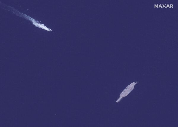 ASV aviācijas bāzes kuģa makets un ātrgaitas kuteris, kas tuvojas no Bandarabasas Ormuza šaurumā  - Sputnik Latvija
