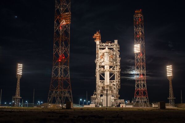 Ракета-носитель Протон-М с разгонным блоком Бриз-М с телекоммуникационными спутниками Экспресс-80 и Экспресс-103 на стартовой площадке космодрома Байконур - Sputnik Латвия