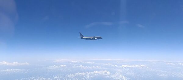 Подозрительные туристы: российский Су-27 перехватил два самолета-разведчика США - Sputnik Латвия