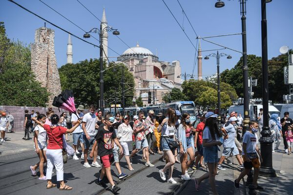 В Стамбуле группа туристов проходит мимо собора Святой Софии, направляясь к историческому району Султанахмет - Sputnik Латвия