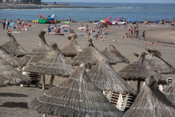 Tūristi Playa de las Americas pludmalē Kanāriju salās.  - Sputnik Latvija