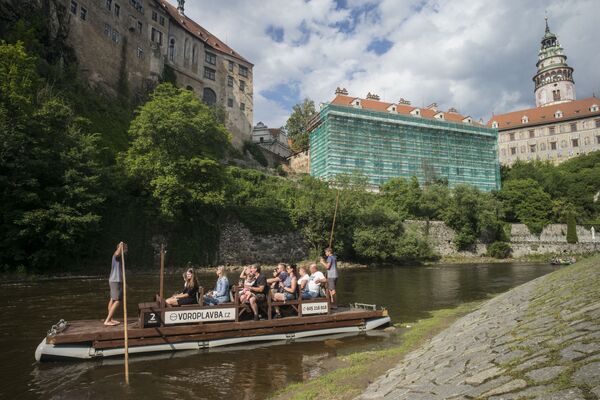 Cilvēki nodarbojas ar laivošanu pa Vltavas upi Krumlovā, kur atrodas XIII gadsimta pils.  - Sputnik Latvija