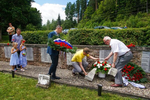Памяти освободителей в Виеталве: в августе 1944-го Лачплесис победил Черного рыцаря - Sputnik Латвия