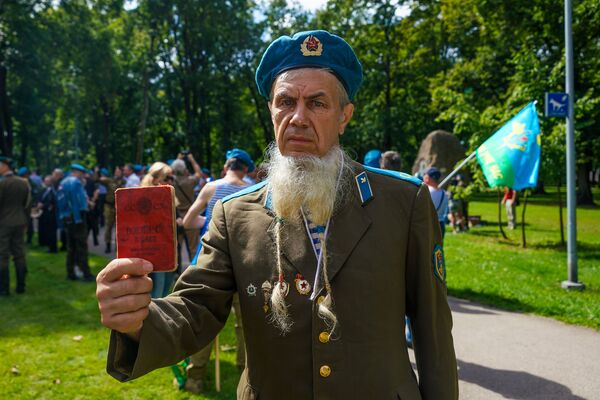 Кто, кроме них: как прошел День ВДВ в Риге - Sputnik Латвия