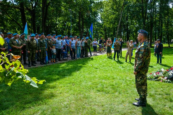 Кто, кроме них: как прошел День ВДВ в Риге - Sputnik Латвия