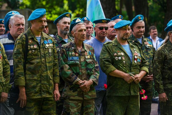 Кто, кроме них: как прошел День ВДВ в Риге - Sputnik Латвия