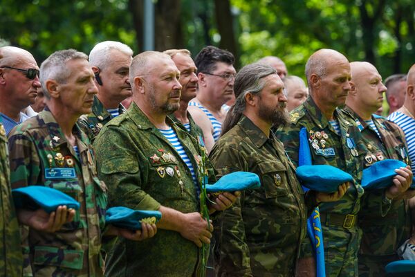 Кто, кроме них: как прошел День ВДВ в Риге - Sputnik Латвия
