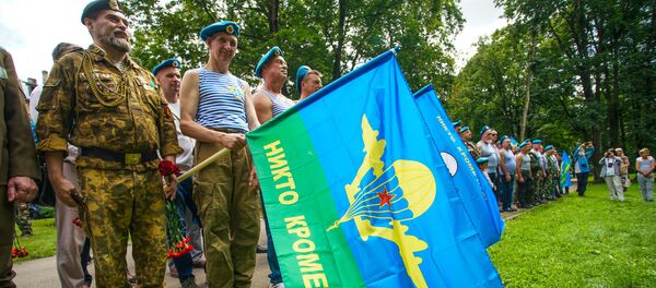 В Риге отметили 90-летие Воздушно-десантных войск - Sputnik Латвия
