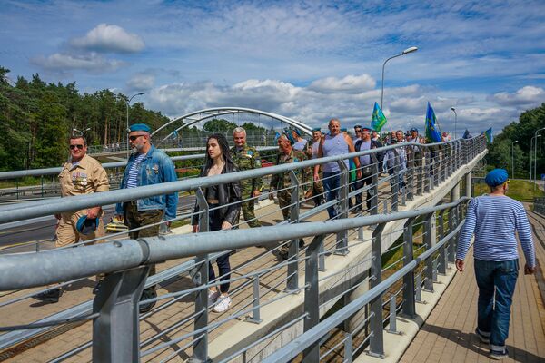 Кто, кроме них: как прошел День ВДВ в Риге - Sputnik Латвия