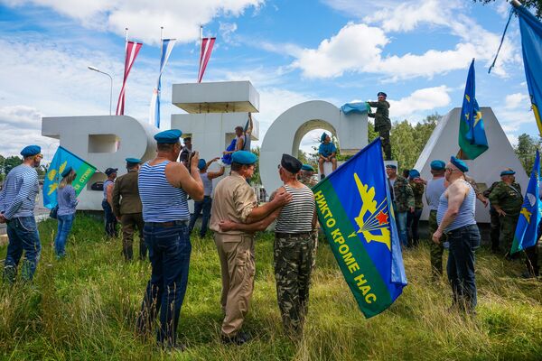 Кто, кроме них: как прошел День ВДВ в Риге - Sputnik Латвия