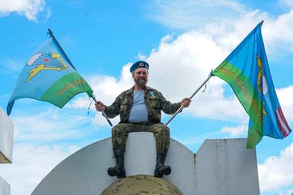 Кто, кроме них: как прошел День ВДВ в Риге - Sputnik Латвия