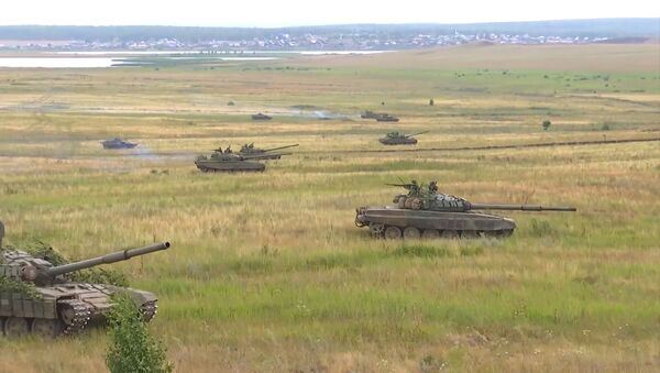Учебный бой российских танкистов показали на видео - Sputnik Латвия