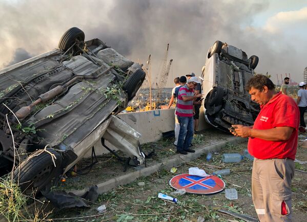 Sprādziena rezultātā Beirutas ostā bojājumus guvušas automašīnas - Sputnik Latvija