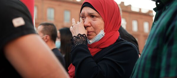 Женщина плачет на собрании в Тулузе, Франция, в поддержку пострадавших от взрыва в Бейруте - Sputnik Латвия