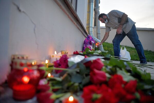 Мужчина возлагает цветы к посольству Ливана в Москве в память о жертвах взрыва - Sputnik Латвия
