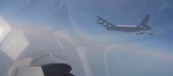 Krievijas iznīcinātājs Su-27 pārtvēris ASV izlūklidmašīnas Krievijas iznīcinātājs Su-27 pārtvēris ASV izlūklidmašīnas - Sputnik Latvija