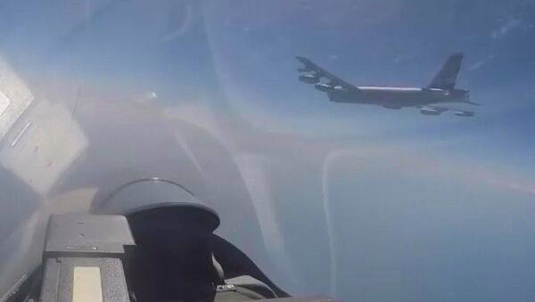Krievijas iznīcinātājs Su-27 pārtvēris ASV izlūklidmašīnas - Sputnik Latvija