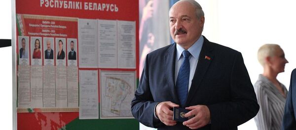Александр Лукашенко проголосовал на выборах президента Беларуси   - Sputnik Latvija