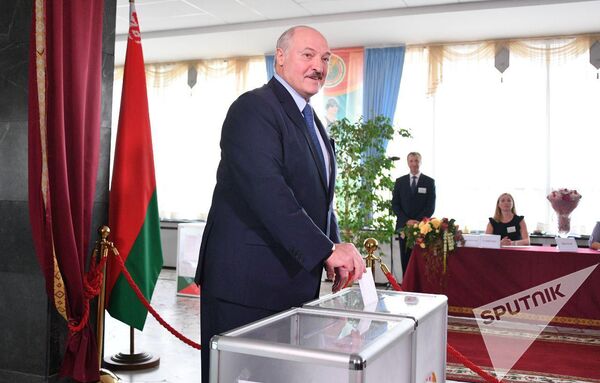 Александр Лукашенко проголосовал на выборах президента Беларуси - Sputnik Латвия