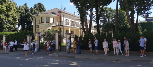 Очередь перед посольством Беларуси в Риге в день выборов президента Республики Беларусь. - Sputnik Латвия