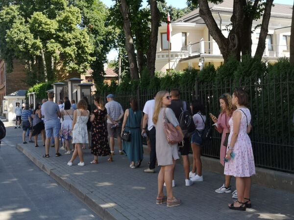 Как проходят выборы президента Беларуси на избирательных участках в Латвии - Sputnik Латвия