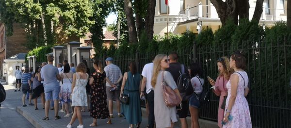 Очередь перед посольством Беларуси в Риге в день выборов президента Республики Беларусь. - Sputnik Латвия