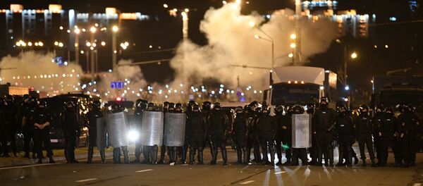 МВД полностью контролирует ситуацию в Минске и других областных городах МВД полностью контролирует ситуацию в Минске и других областных городах - Sputnik Latvija