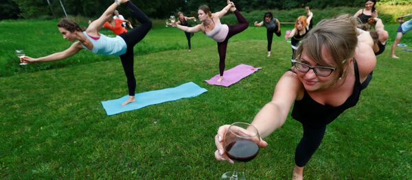 Люди с бокалами вина во время йоги в Латвии  - Sputnik Латвия